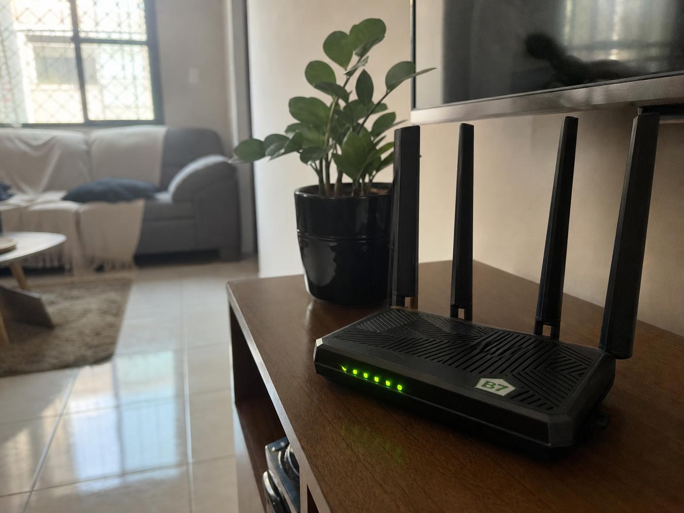 Roteador Wi-Fi 7 da B7 instalado na sala de um cliente em Uruguaiana